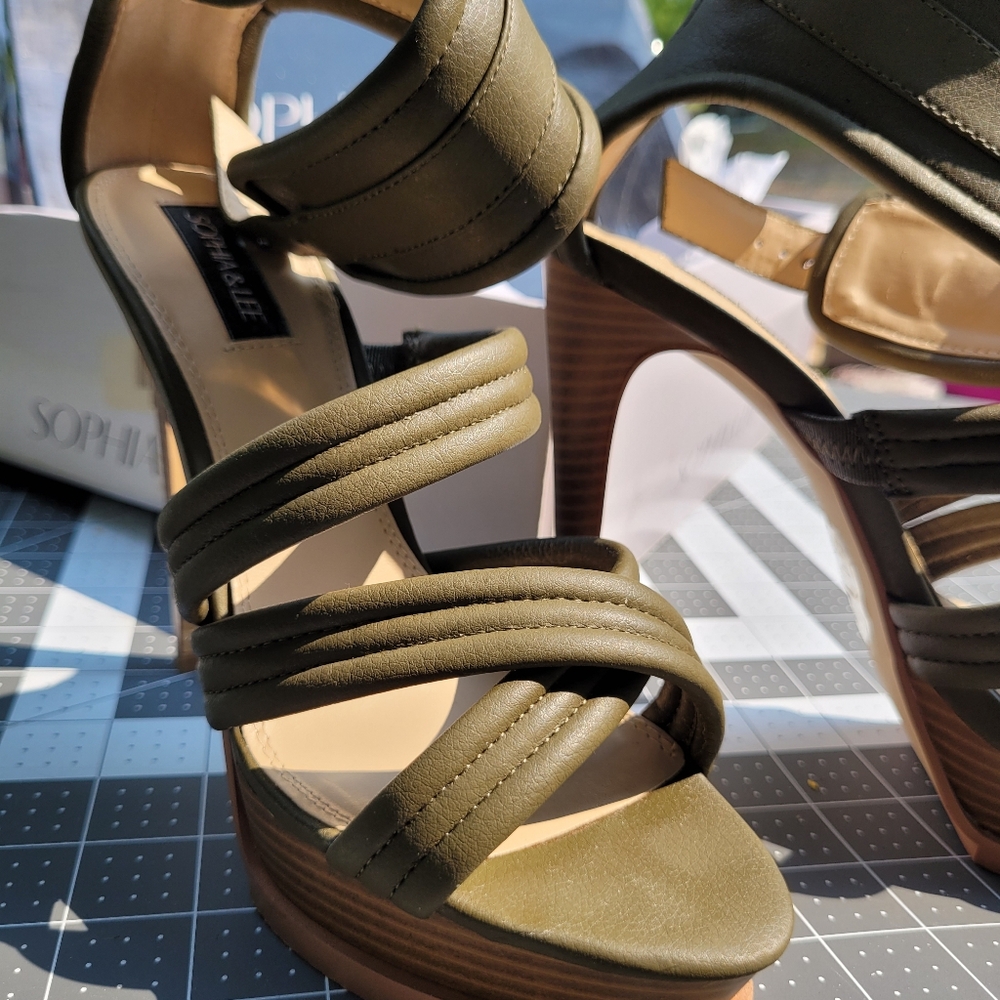 Sophia & Lee Olive Heeled Shoes with Interlaced Straps - Picture 4 of 11